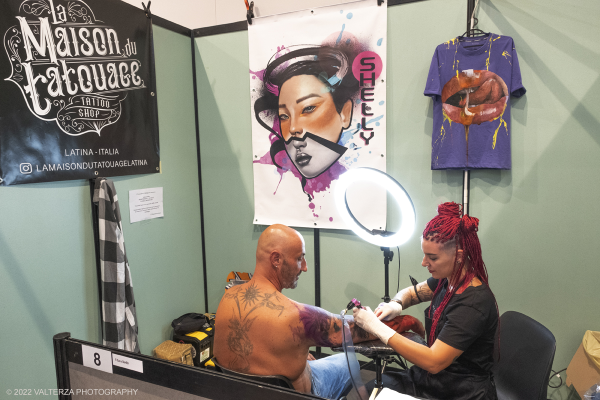 _DSF6549 copia.jpg - 24/09/2022. Torino. Presente in cittÃ  il meglio del mondo del tattoo grazie a 250 tatuatori. Nella foto tatuatore al lavoro nel suo stand